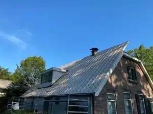 Dakvlak van een boerderij in Voorthuizen met nieuwe isolatieplaten, nog zonder dakpannen